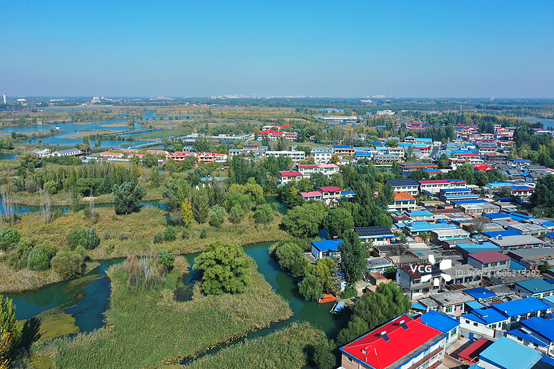 怀揣梦想画中游，乐享航拍无忧愁 鹤发童颜精神爽，与时俱进不停留 人生无悔走大道，万水千山任我走图片素材