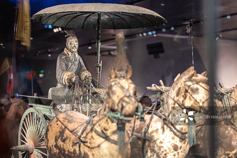 西安市秦始皇帝陵博物院铜车马博物馆里收藏的铜车马文物图片素材