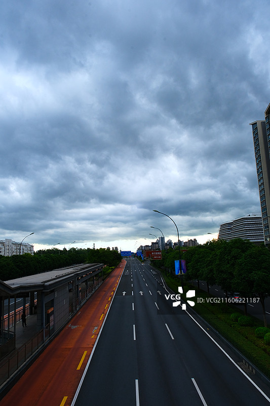 乌云密布的天空映衬下的道路景色图片素材