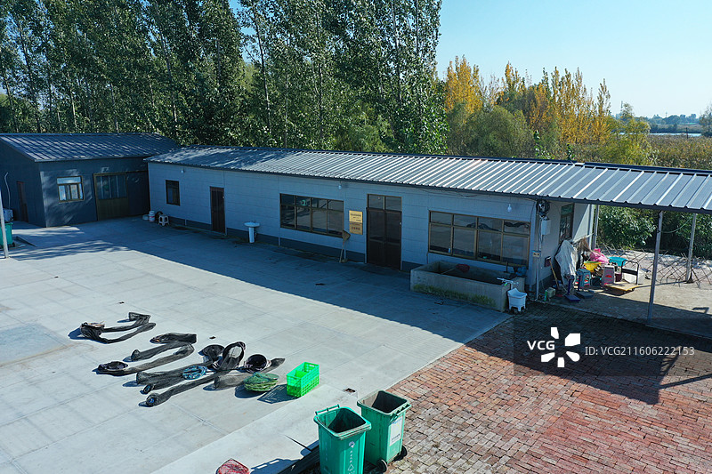 怀揣梦想画中游，乐享航拍无忧愁 鹤发童颜精神爽，与时俱进不停留 人生无悔走大道，万水千山任我走图片素材