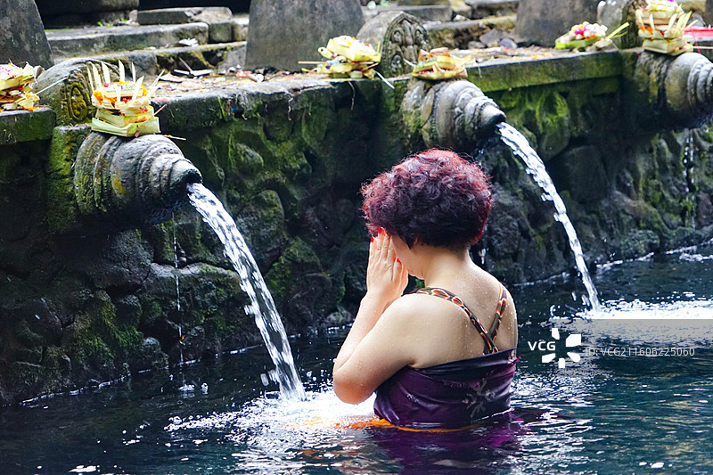 巴厘岛圣泉寺里祈福的女人图片素材