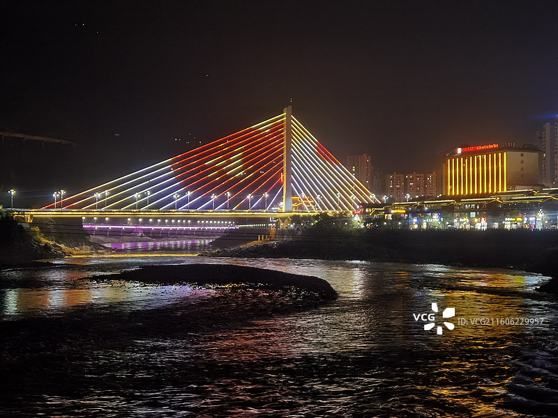 云南省怒江州泸水市六库镇：怒江通达桥夜景图片素材