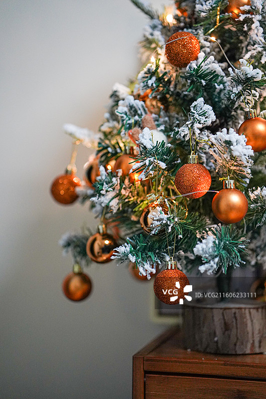 迷你雪松香杉圣诞树细节：金色 Merry 挂牌与挂饰图片素材