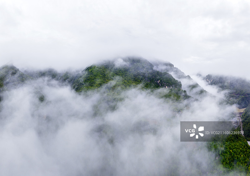 湖北神农架林区云雾山峦绿色自然风光图片素材