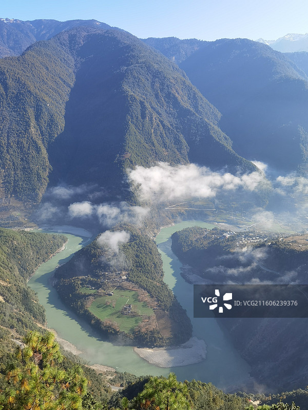 云南省怒江州贡山县G219国道丙中洛镇：贡当神山拍怒江第一湾晨雾图片素材