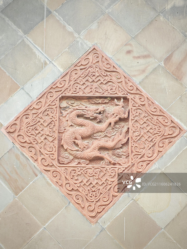 双龙戏珠 朱石凝脂龙纹跃壁，雕琢是匠心脉搏，卷草是传统的基因，石雕精绝与文化厚重相拥的非遗匠艺叙事。图片素材