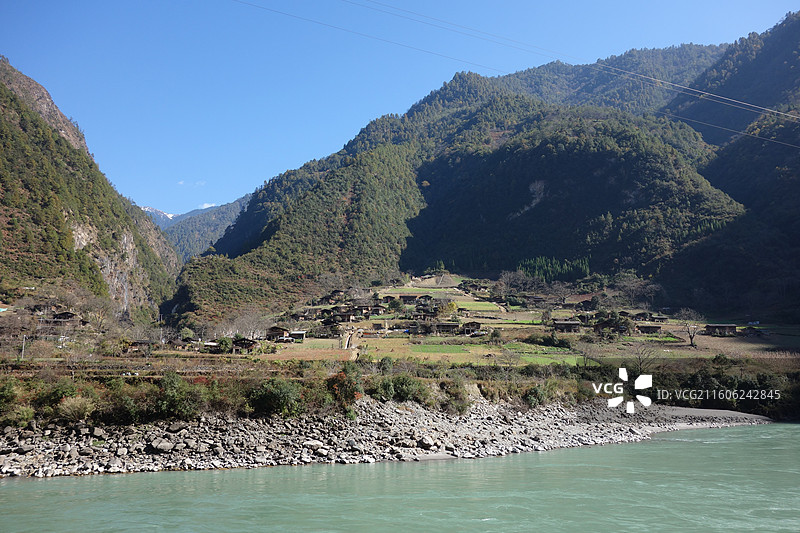 云南省怒江州贡山县G219国道丙中洛镇：雾里村民居图片素材