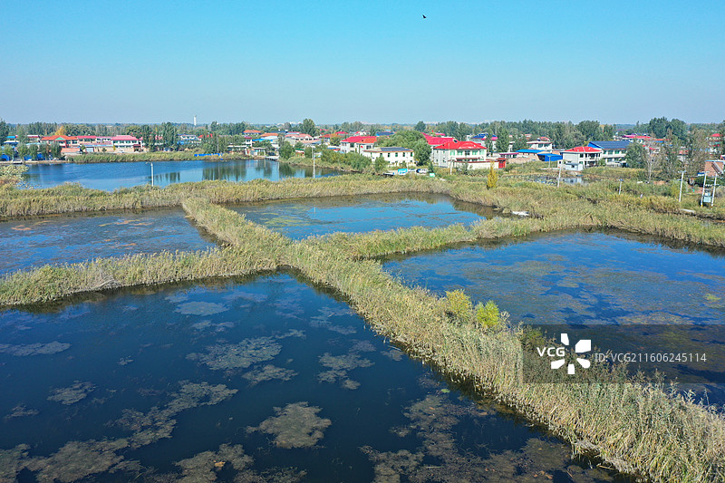 怀揣梦想画中游，乐享航拍无忧愁 鹤发童颜精神爽，与时俱进不停留 人生无悔走大道，万水千山任我走图片素材