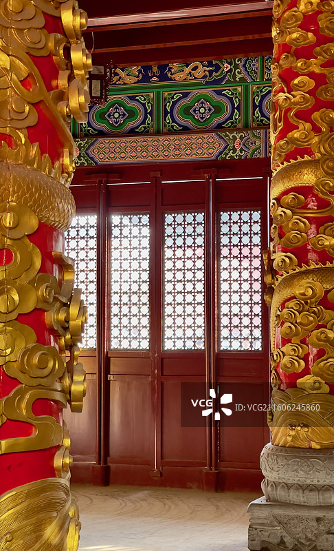 古代建筑雕龙柱子图片素材