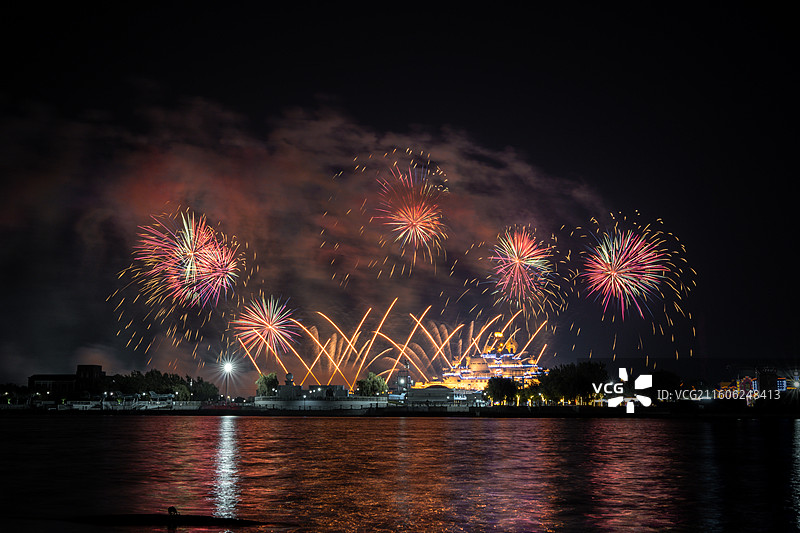 天津泰达航母主题公园烟花表演图片素材