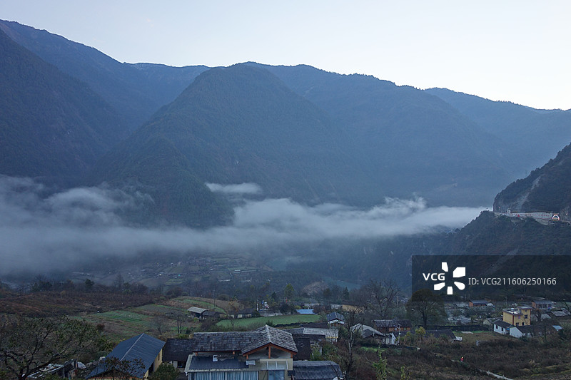 云南省怒江州贡山县G219国道丙中洛镇晨雾图片素材