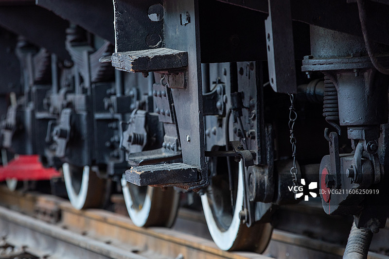 低视角的火车车轮图片素材