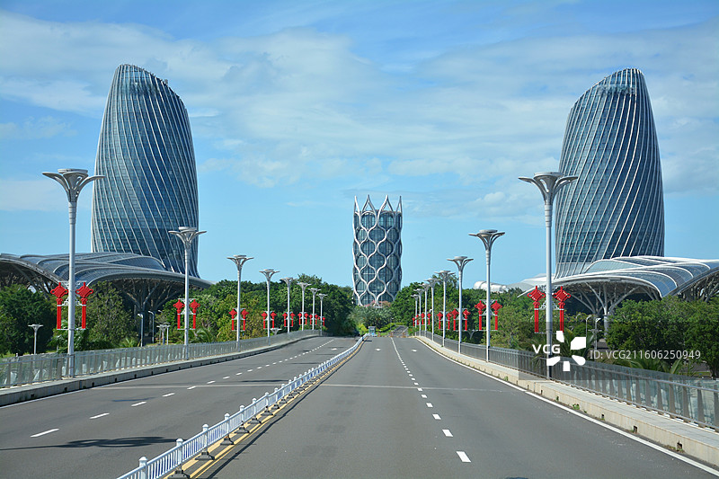 海南海花岛，左边是希尔顿酒店星塔。右边是希尔顿酒店月塔。中间是海花岛观光塔（汽车广告背景图）图片素材
