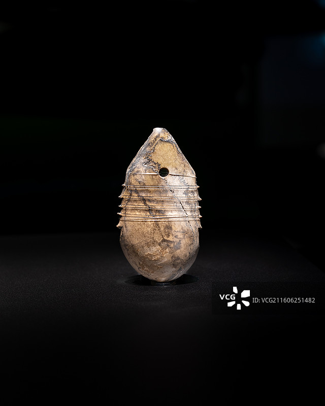 玉戚形配（商代后期），1986年三星堆一号祭祀坑出土，广汉三星堆博物馆图片素材