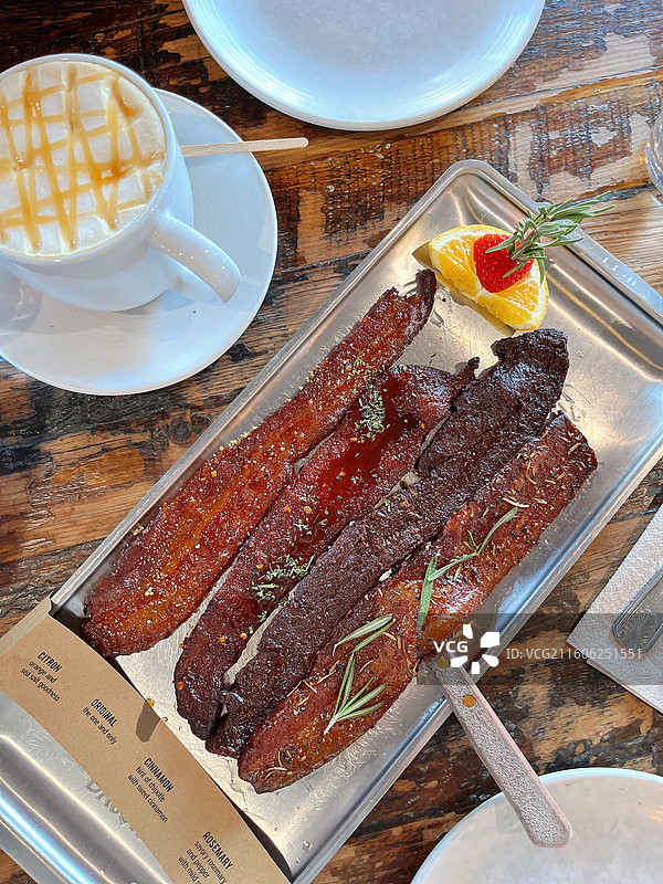 西式早午餐，培根与咖啡，餐桌上食物的高角度视图图片素材