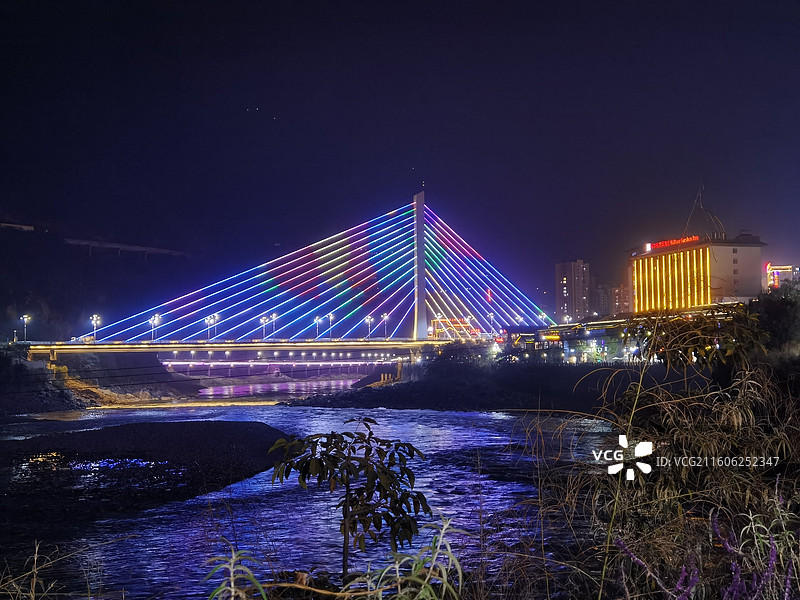 云南省怒江州泸水市六库镇：怒江通达桥夜景图片素材