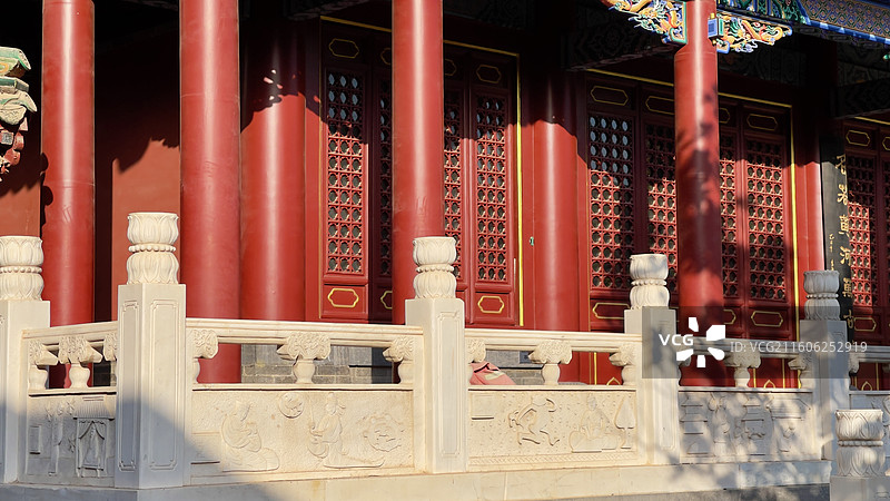 阳光下的古代建筑廊柱图片素材