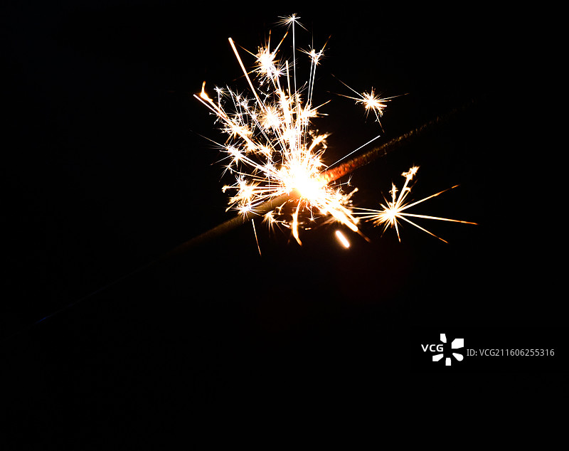 夜晚的仙女棒 烟花缤纷 一束闪闪的光图片素材