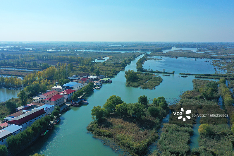 怀揣梦想画中游，乐享航拍无忧愁 鹤发童颜精神爽，与时俱进不停留 人生无悔走大道，万水千山任我走图片素材