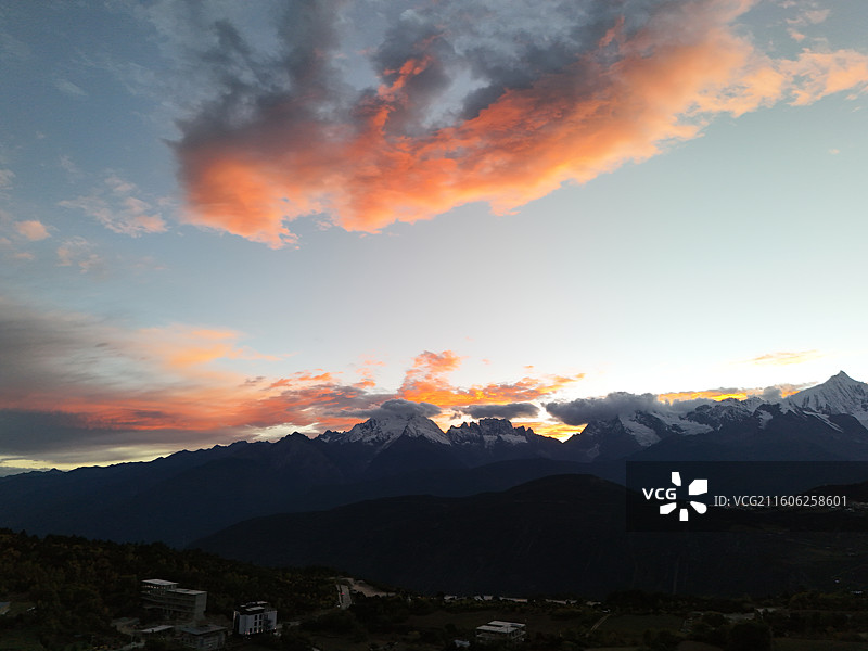 梅里雪山和晚霞图片素材