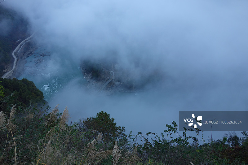 云南省怒江州贡山县G219国道丙中洛镇：桃花岛扎那桶村晨雾图片素材