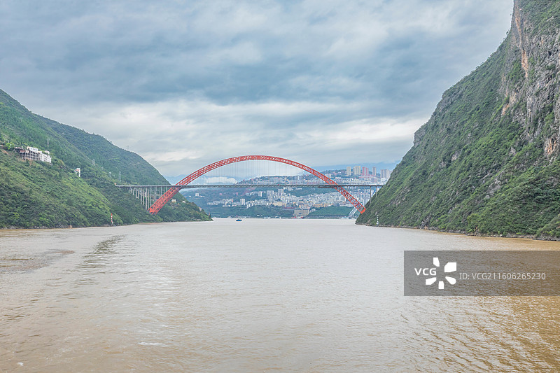 巫山县横跨山水间巫山长江公路大桥风景观图片素材