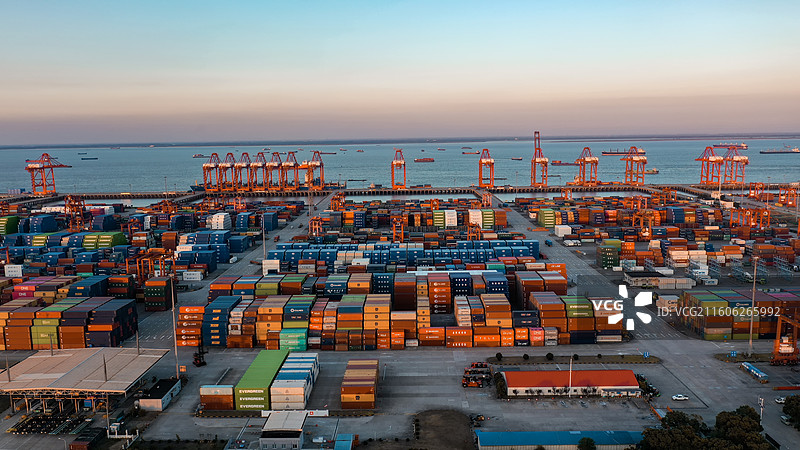 航拍苏州太仓港集装箱码头工作场景图片素材