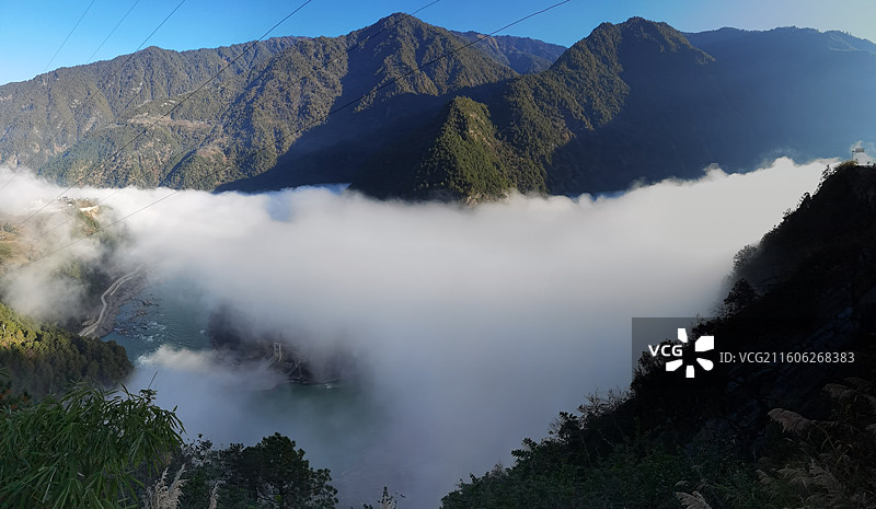 云南省怒江州贡山县G219国道丙中洛镇：桃花岛扎那桶村晨雾图片素材