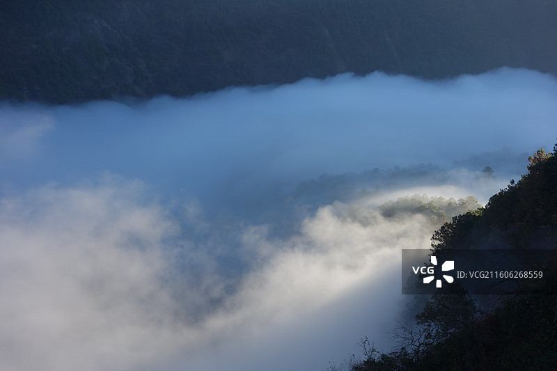 云南省怒江州贡山县G219国道丙中洛镇：桃花岛扎那桶村晨雾图片素材