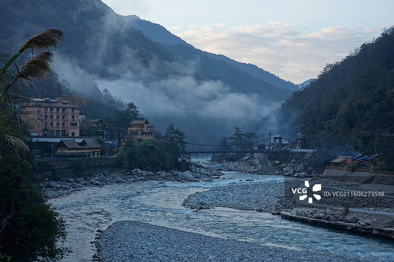 云南省怒江州贡山县独龙江乡孔当村：独龙江吊桥晨雾晨曦图片素材