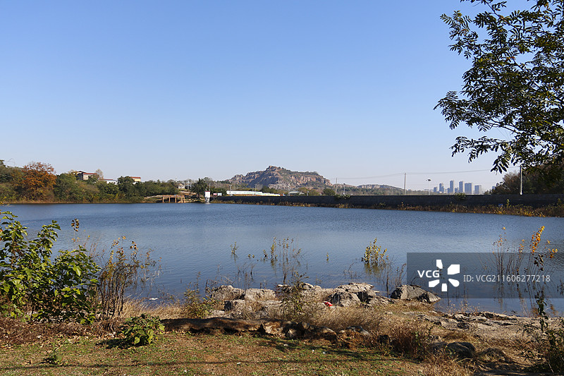 秋天安徽淮南乳山水库和卧龙山图片素材