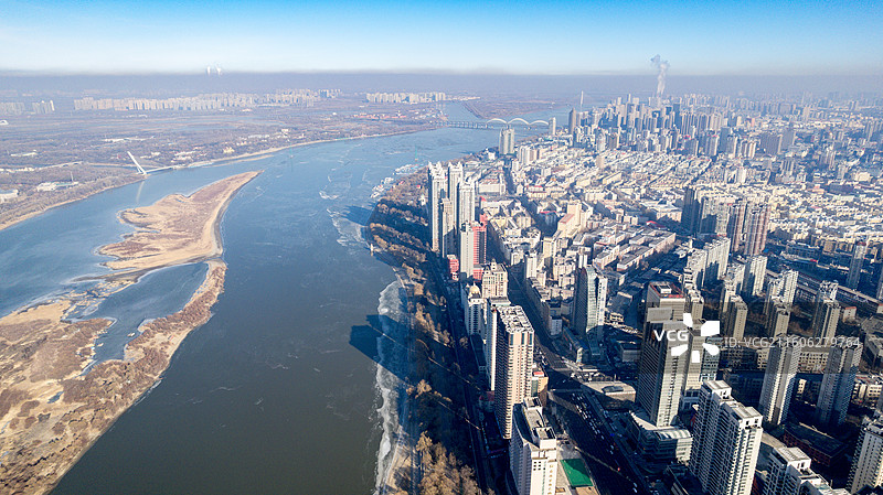 冬日阳光下的黑龙江省哈尔滨市道里区城区与松花江航拍，Harbin China图片素材
