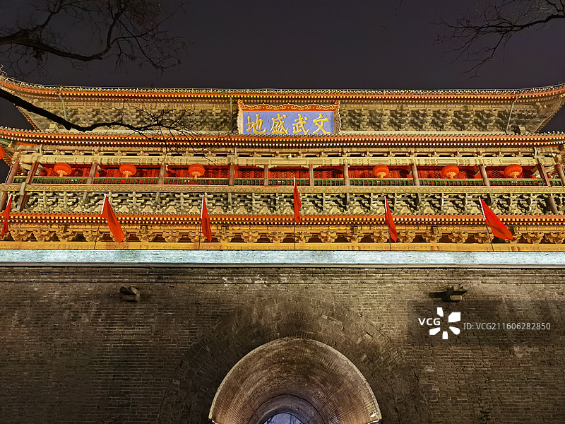 陕西省西安市莲湖区回民街西安鼓楼夜景图片素材