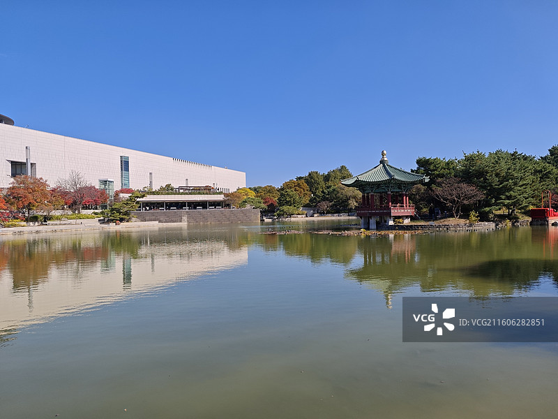 韩国首尔-韩国国立中央博物馆秋景图片素材