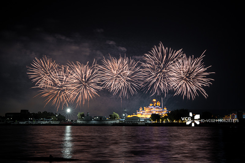 天津泰达航母主题公园烟花表演图片素材