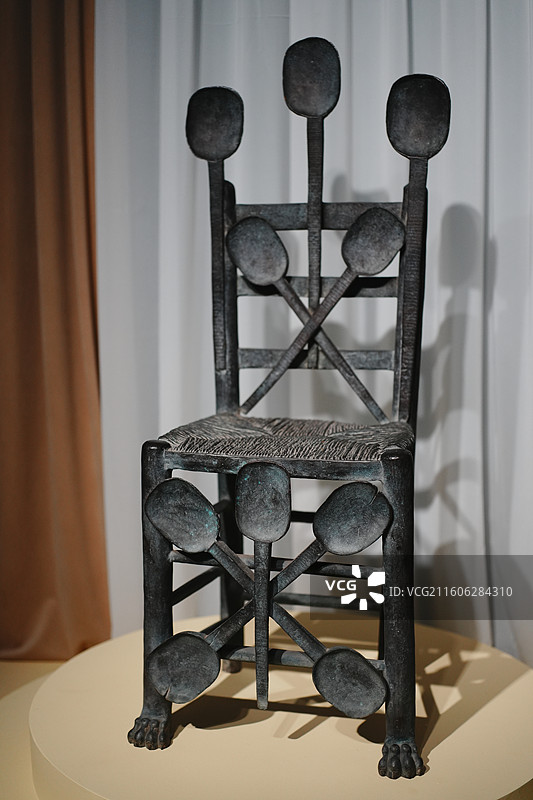 达利展雕塑品一把匙椅图片素材