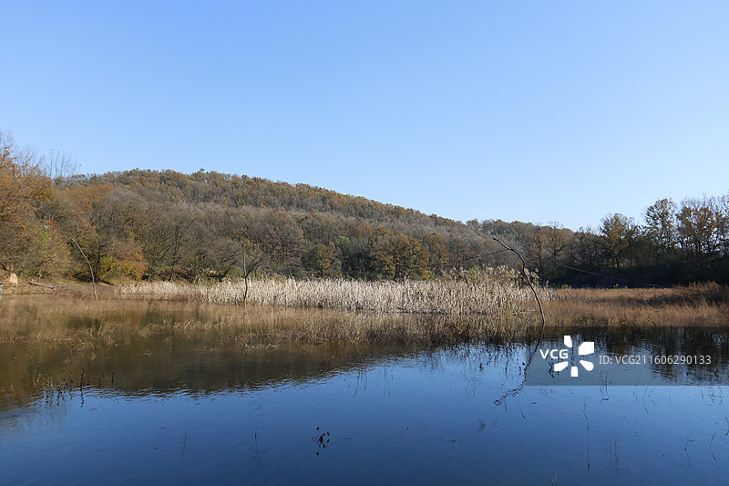秋天安徽淮南乳山水库和卧龙山图片素材