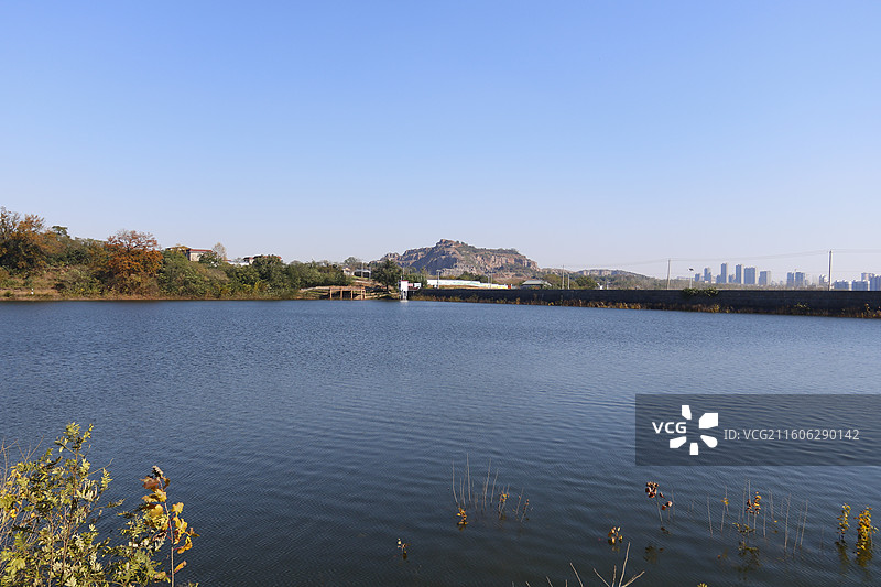 秋天安徽淮南乳山水库和卧龙山图片素材