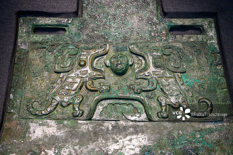 “妇好”铜钺（虎食人纹特写），商(约公元前1600~公元前1046年)，河南安阳殷墟妇好墓图片素材