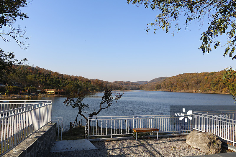 秋天安徽淮南乳山水库和卧龙山图片素材
