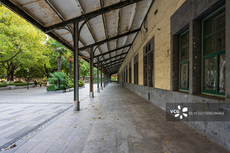 南京浦口火车站旧址廊棚：黄墙铁柱间的民国记忆图片素材