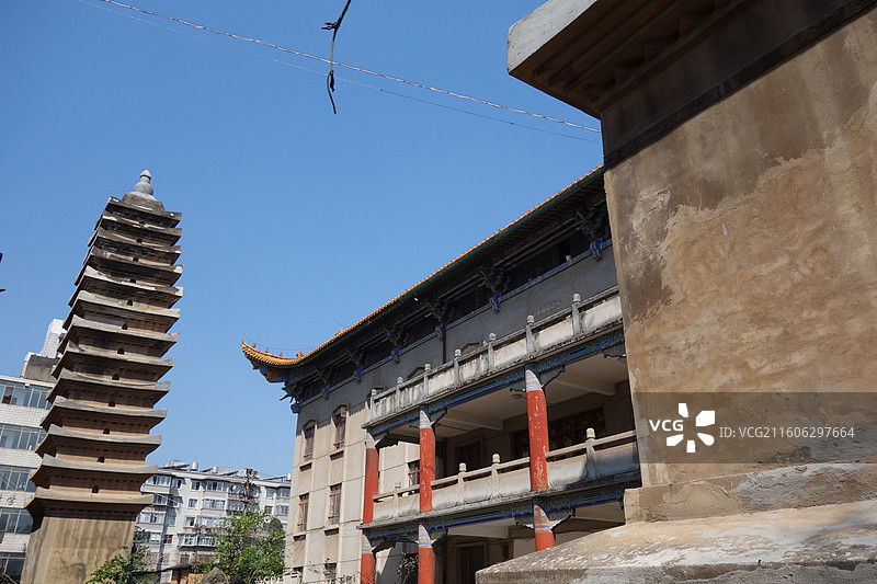 云南省昆明市city walk：昆明大德寺双塔图片素材