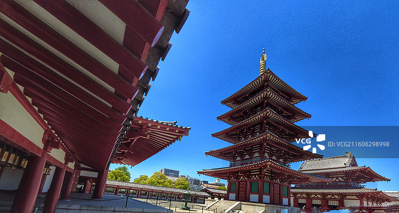 日本大阪四天王寺由圣德太子建于 593 年，是最古老的官家寺院之一，建筑呈南北朝特色，有 “四天王寺图片素材
