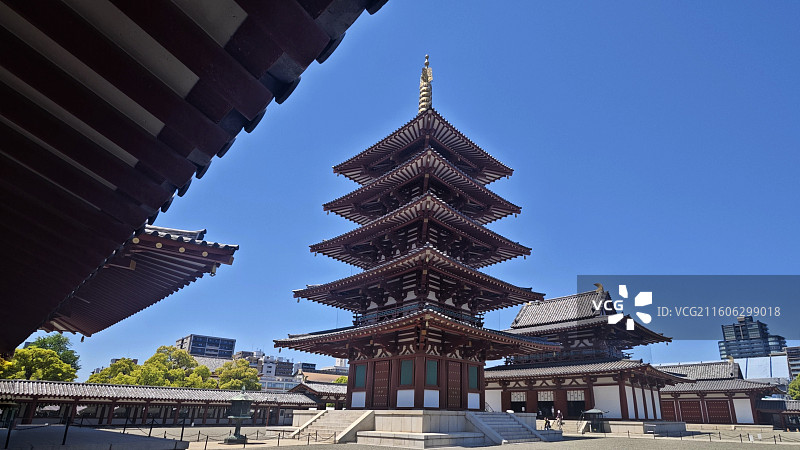 日本大阪四天王寺由圣德太子建于 593 年，是最古老的官家寺院之一，建筑呈南北朝特色，有 “四天王寺图片素材