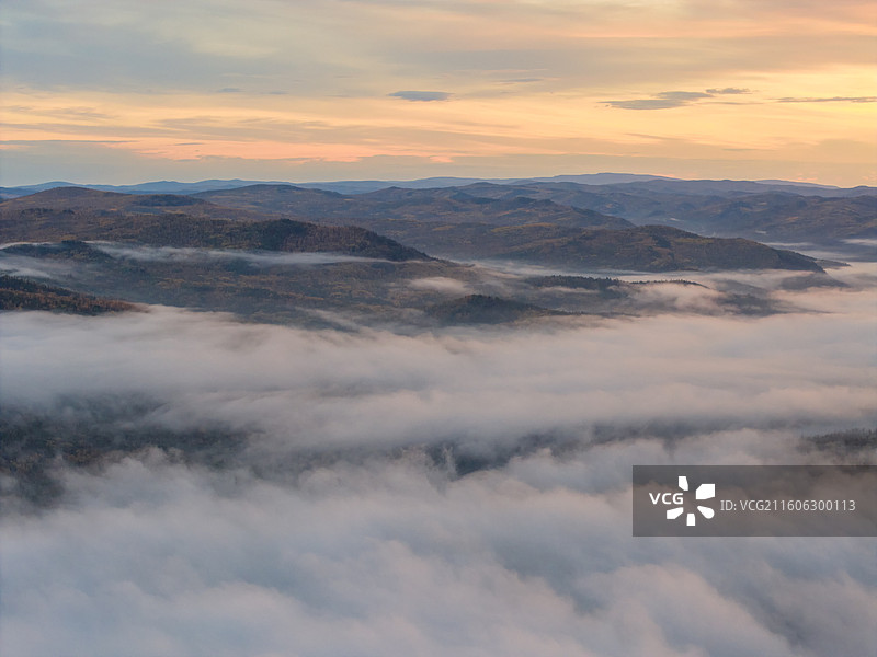 航拍白鹿岛日出云海，莫尔道嘎，内蒙古呼伦贝尔市莫尔道嘎国家森林公园图片素材
