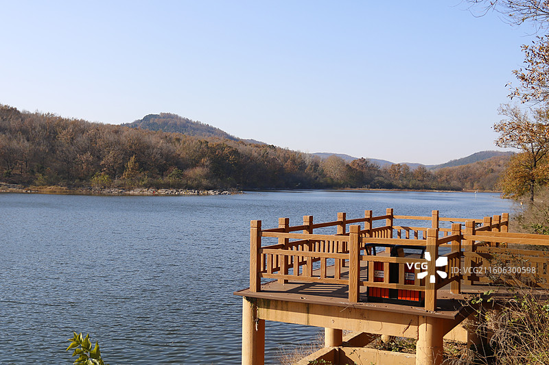 秋天安徽淮南乳山水库和卧龙山图片素材