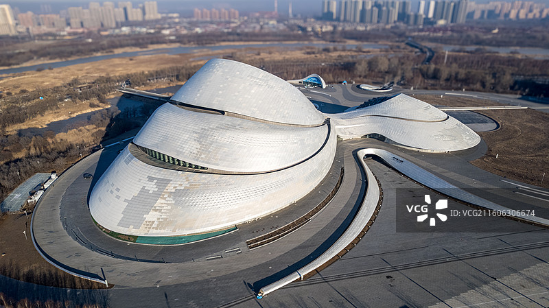 冬季晴朗天气下松北区文化中心岛内的哈尔滨大剧院航拍俯视图，Harbin，China图片素材