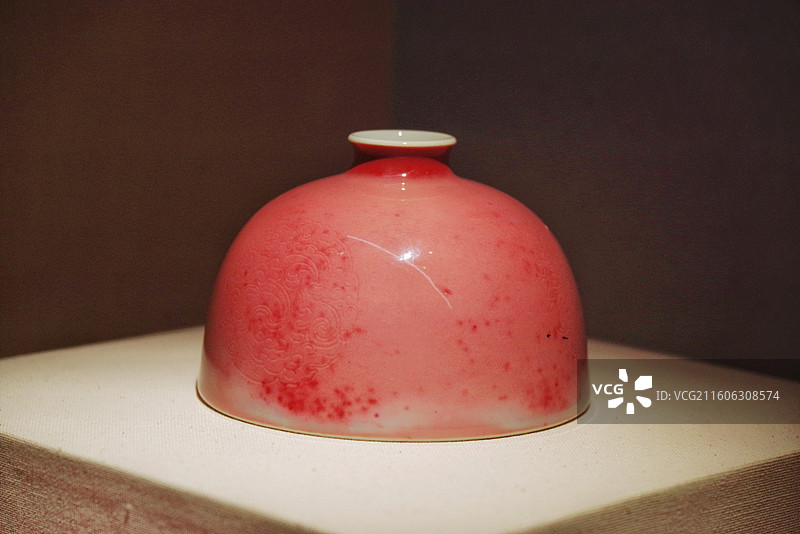 豇豆红釉锥刻团螭纹太白尊 清·康熙 摄于南京博物院“万相——中国传统色彩之美”特展图片素材
