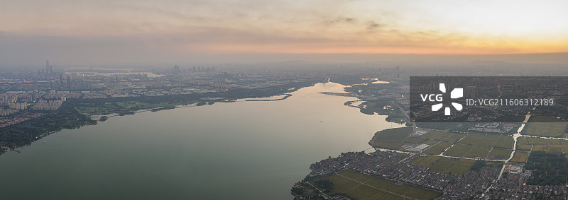 阳澄湖日落湖畔住宅区图片素材