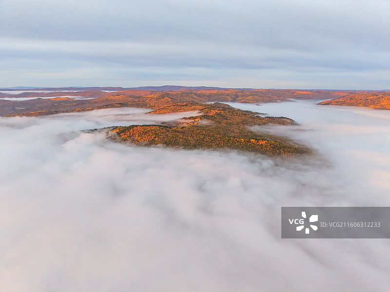 航拍白鹿岛日出云海，莫尔道嘎，内蒙古呼伦贝尔市莫尔道嘎国家森林公园图片素材